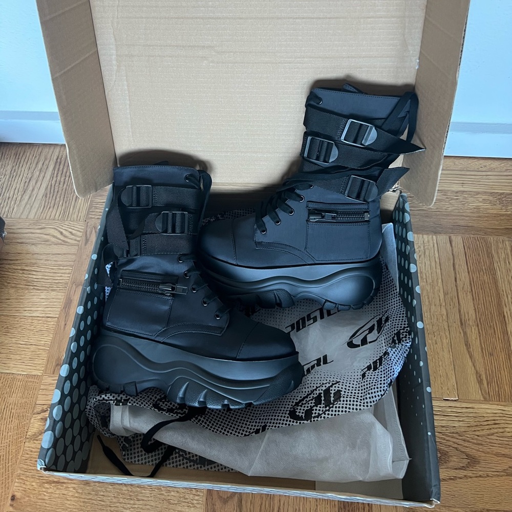 Poster Grl Mad Hustle Pocket Combat Boots